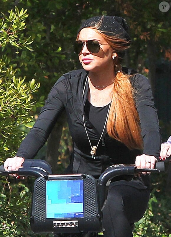 Lindsay Lohan et sa mère Dina se promènent à vélo dans les rues de New York. Le 8 octobre 2013.
