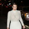 Kim Kardashian se rend au Queen Sofia Spanish Institute dans l'Upper East Side à New York, habillée d'un body en mesh Veronique Leroy (collection automne-hiver 2013), d'une jupe moulante Danna Karan, d'une pochette dorée Bottega Veneta et de sandales Tom Ford. Le 18 novembre 2013.