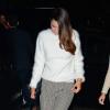 Kendall Jenner, ultrachic mais timide, porte un sweater à poil blanc, un pantalon à carreaux et des souliers noirs. New York, le 18 novembre 2013.