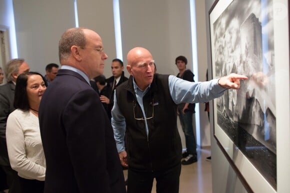 Exclusif - Invité du couple Salgado, le prince Albert de Monaco visite l'exposition Genesis du célèbre photographe, à la maison européenne de la photographie à Paris, le 8 novembre 2013.