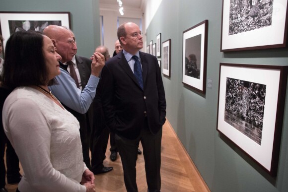 Exclusif - Invité du couple Salgado (Sebastiao et sa femme Leila), le prince Albert de Monaco visite l'exposition Genesis du célèbre photographe, à la maison européenne de la photographie à Paris, le 8 novembre 2013.