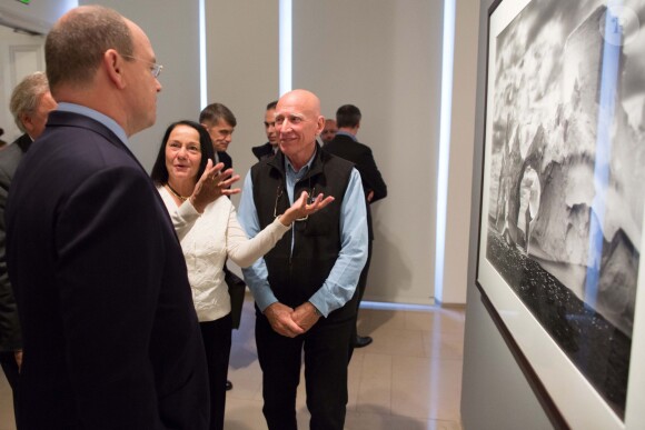 Exclusif - Invité du couple Salgado (Sebastiao et sa femme Leila), le prince Albert de Monaco visite l'exposition Genesis du célèbre photographe, à la maison européenne de la photographie à Paris, le 8 novembre 2013.