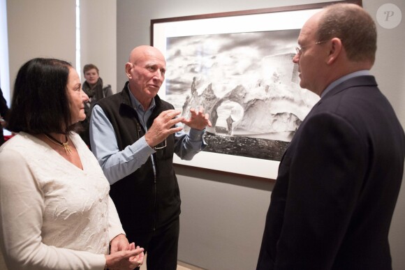 Exclusif - Invité du couple Salgado (Sebastiao et sa femme Leila), le prince Albert de Monaco visite l'exposition Genesis du célèbre photographe, à la maison européenne de la photographie à Paris, le 8 novembre 2013.