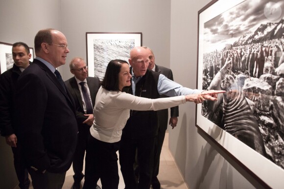 Exclusif - Invité du couple Salgado (Sebastiao et sa femme Leila), le prince Albert de Monaco visite l'exposition Genesis du célèbre photographe, à la maison européenne de la photographie à Paris, le 8 novembre 2013.