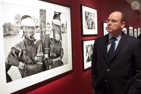 Exclusif - Invité du couple Salgado (Sebastiao et sa femme Leila), le prince Albert de Monaco visite l'exposition Genesis du célèbre photographe, à la maison européenne de la photographie à Paris, le 8 novembre 2013.