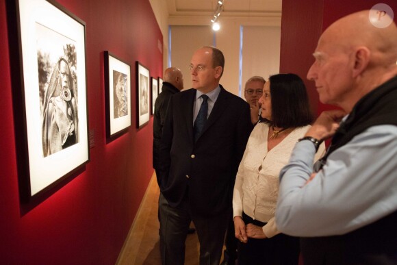 Exclusif - Invité du couple Salgado (Sebastiao et sa femme Leila), le prince Albert de Monaco visite l'exposition Genesis du célèbre photographe, à la maison européenne de la photographie à Paris, le 8 novembre 2013.