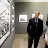 Exclusif - Invité du couple Salgado (Sebastiao et sa femme Leila), le prince Albert de Monaco visite l'exposition Genesis du célèbre photographe, à la maison européenne de la photographie à Paris, le 8 novembre 2013.