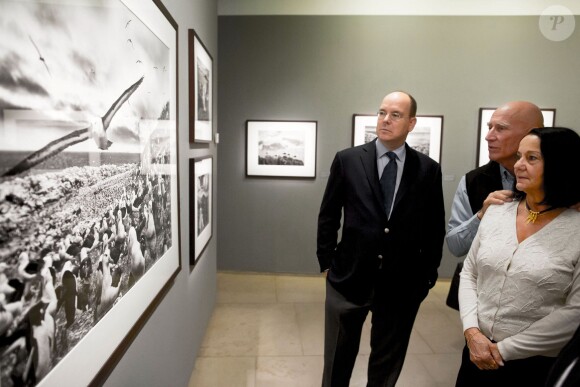 Exclusif - Invité du couple Salgado (Sebastiao et sa femme Leila), le prince Albert de Monaco visite l'exposition Genesis du célèbre photographe, à la maison européenne de la photographie à Paris, le 8 novembre 2013.