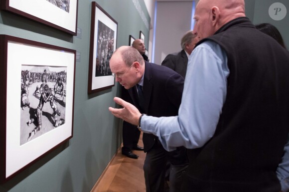 Invité du couple Salgado (Sebastiao et sa femme Leila), le prince Albert de Monaco visite l'exposition Genesis du célèbre photographe, à la maison européenne de la photographie à Paris, le 8 novembre 2013.