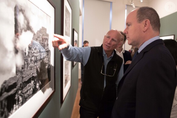 Invité du couple Salgado (Sebastiao et sa femme Leila), le prince Albert de Monaco visite l'exposition Genesis du célèbre photographe, à la maison européenne de la photographie à Paris, le 8 novembre 2013.