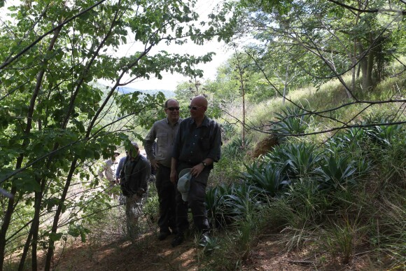 Le photographe Sebastiao Salgado reçoit le prince Albert de Monaco dans sa propriété de Fazenda Bulcao, situé dans la vallée de Rio Dulce dans le Minas Gerais au Bresil, le 13 février 2013. Il lui fait visiter sa fondation "O Instituto Terra", l'ONG la plus importante en matière de reforestation au Brésil.