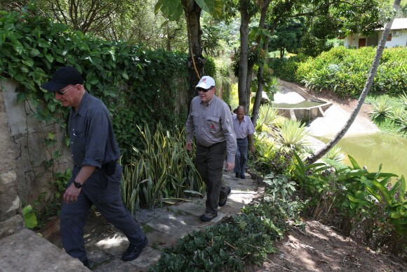 Le photographe Sebastiao Salgado reçoit le prince Albert de Monaco dans sa propriété de Fazenda Bulcao, situé dans la vallée de Rio Dulce dans le Minas Gerais au Bresil, le 13 février 2013. Il lui fait visiter sa fondation "O Instituto Terra", l'ONG la plus importante en matière de reforestation au Brésil.