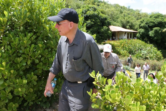 Le photographe Sebastiao Salgado reçoit le prince Albert de Monaco dans sa propriété de Fazenda Bulcao, situé dans la vallée de Rio Dulce dans le Minas Gerais au Bresil, le 13 février 2013. Il lui fait visiter sa fondation "O Instituto Terra", l'ONG la plus importante en matière de reforestation au Brésil.