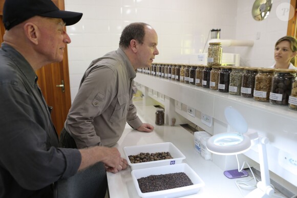 Le photographe Sebastiao Salgado reçoit le prince Albert de Monaco dans sa propriété de Fazenda Bulcao, situé dans la vallée de Rio Dulce dans le Minas Gerais au Bresil, le 13 février 2013. Il lui fait visiter sa fondation "O Instituto Terra", l'ONG la plus importante en matière de reforestation au Brésil.