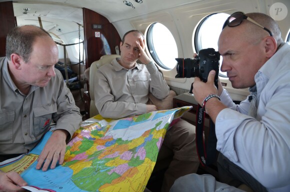 Le photographe Sebastiao Salgado reçoit le prince Albert II de Monaco dans sa propriété de Fazenda Bulcao, situe dans la vallée de Rio Dulce dans le Minas Gerais au Brésil, le 13 février 2013. Il lui fait visiter sa fondation "O Instituto Terra", l'ONG la plus importante en matière de reforestation au Brésil.