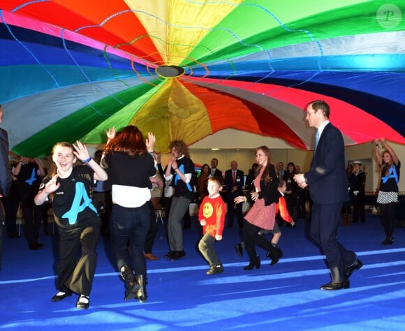 Le Prince William, duc de Cambridge, joue au jeu du parachute au Haven Point Leisure Centre, le jour du "Diana Award Inspire Day à South Shields, le 22 novembre 2013.