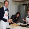 Le Prince William, Duc de Cambridge, fait de la cuisine avec des jeunes lors de sa visite au Centrepoint de Sunderland, le 22 novembre 2013.