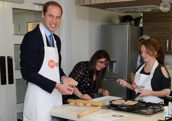 Le Prince William, Duc de Cambridge, fait de la cuisine avec des jeunes lors de sa visite au Centrepoint de Sunderland, le 22 novembre 2013.