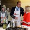 Le Prince William, Duc de Cambridge, fait de la cuisine avec des jeunes lors de sa visite au Centrepoint de Sunderland, le 22 novembre 2013.