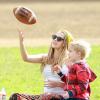 Teresa Palmer, enceinte et radieuse avec le fils de son fiancé Mark Webber lors d'un après-midi au parc à Los Angeles, Le 23 novembre 2013