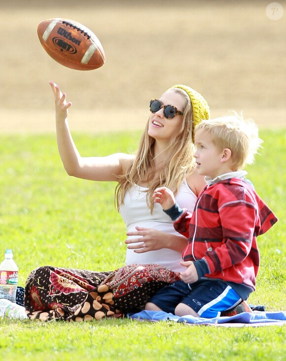 Teresa Palmer, enceinte et radieuse avec le fils de son fiancé Mark Webber lors d'un après-midi au parc à Los Angeles, Le 23 novembre 2013