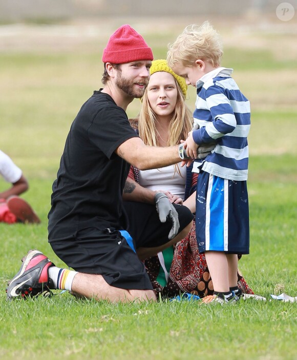 Teresa Palmer, enceinte, avec son fiancé Mark Webber et son fils Isaac, profitent d'un après-midi au parc et jouent au football à Los Angeles, Le 23 novembre 2013