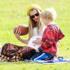 Teresa Palmer, enceinte, avec Isaac, fils de son fiancé, profite d'un après-midi au parc à Los Angeles, Le 23 novembre 2013