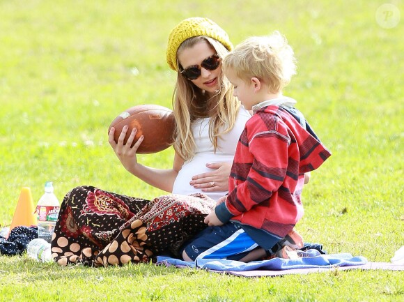 Teresa Palmer, enceinte, avec Isaac, fils de son fiancé, profite d'un après-midi au parc à Los Angeles, Le 23 novembre 2013