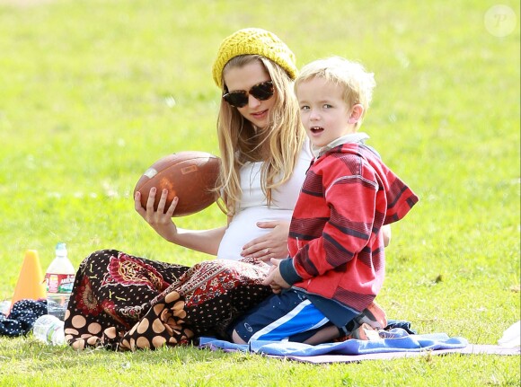 Teresa Palmer, enceinte, avec le fils de son fiancé Mark Webber à Los Angeles, Le 23 novembre 2013