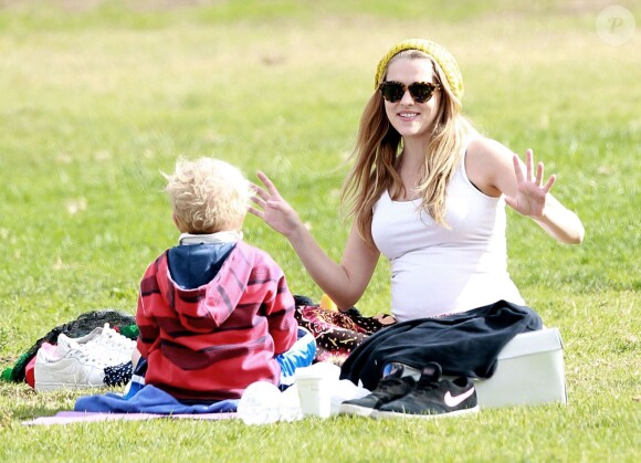 Teresa Palmer, enceinte et radieuse, profite d'un après-midi au parc à Los Angeles, Le 23 novembre 2013