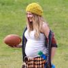 Teresa Palmer, enceinte, avec son fiancé Mark Webber et son fils Isaac, profite d'un après-midi au parc et joue au football à Los Angeles, Le 23 novembre 2013