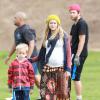 Teresa Palmer, enceinte, avec son fiancé Mark Webber et son fils Isaac, profite d'un après-midi au parc et joue au football à Los Angeles, Le 23 novembre 2013