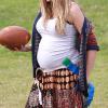 Teresa Palmer, enceinte, avec son fiancé Mark Webber et son fils Isaac, profite d'un après-midi au parc et joue au football à Los Angeles, Le 23 novembre 2013