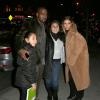 Kim Kardashian et Kanye West posent pour une photo souvenir avec deux fans. New York, le 24 novembre 2013.