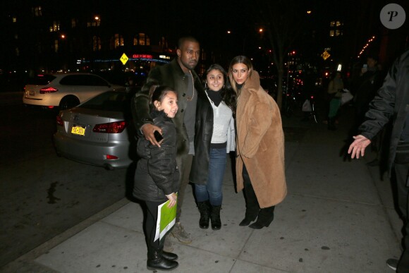 Kim Kardashian et Kanye West posent pour une photo souvenir avec deux fans. New York, le 24 novembre 2013.