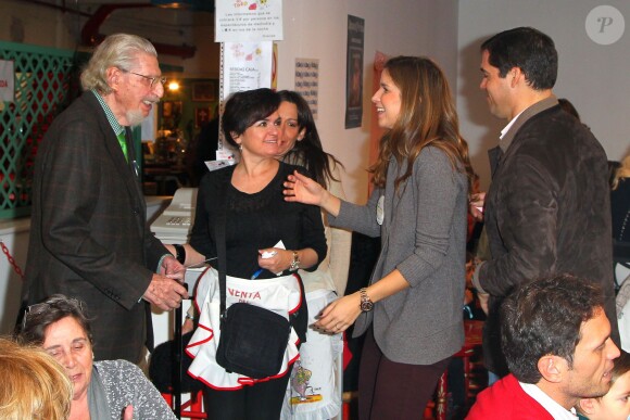 Margarita et Louis de Bourbon saluent Leandro de Bourbon, le 24 novembre 2013, lors de la vente de Noël de l'association Nuevo Futuro, à Madrid.