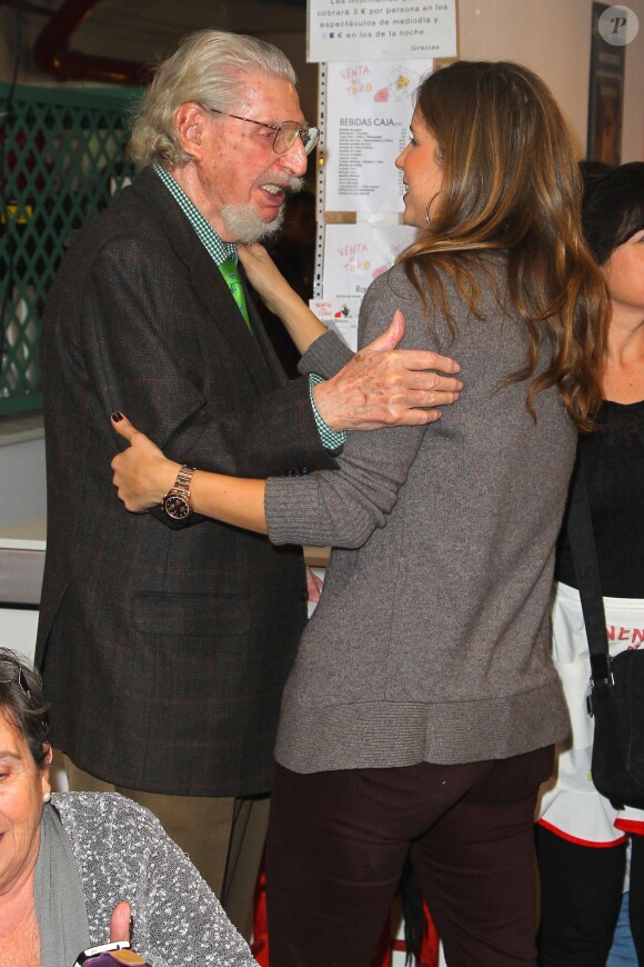 Leandro de Bourbon salue avec plaisir la princesse Margarita, le 24 novembre 2013, lors de la vente de Noël de l'association Nuevo Futuro, à Madrid.