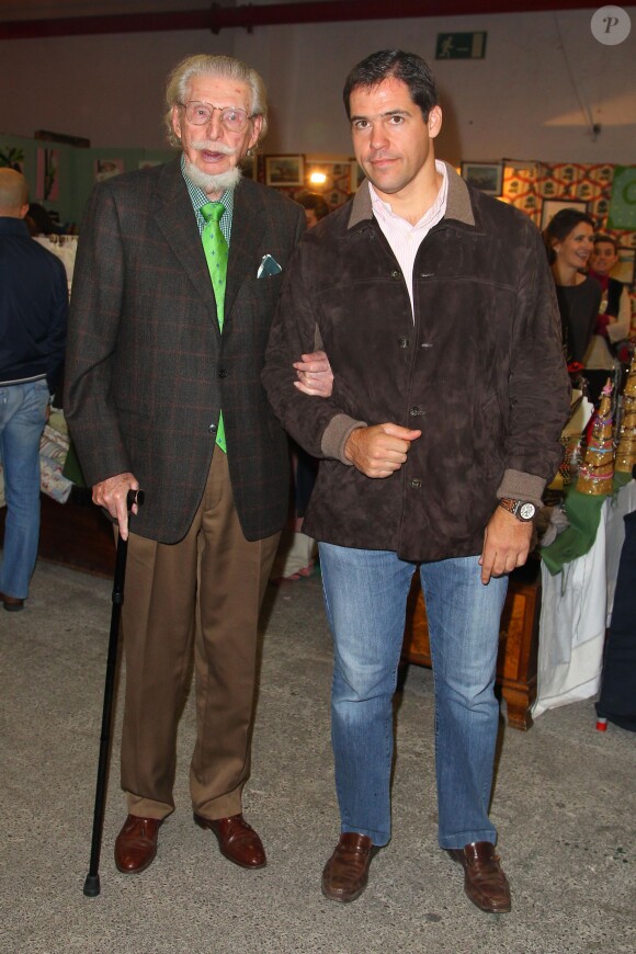Le prince Louis de Bourbon avec Leandro de Bourbon, fils illégitime d'Alphonse XIII, le 24 novembre 2013, lors de la vente de Noël de l'association Nuevo Futuro, à Madrid.