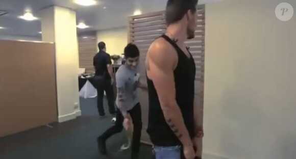 Zayn Malik et Liam Payne du groupe One Direction s'éclatent à la gym. Vidéo diffusée dans le cadre du 1D Day le 23 novembre 2013.