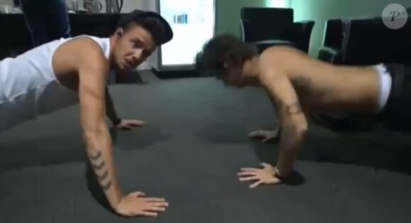 Liam Payne et Harry Styles du groupe One Direction s'éclatent à la gym. Vidéo diffusée dans le cadre du 1D Day le 23 novembre 2013.