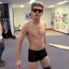 Niall Horan du groupe One Direction danse au son de Talk Dirty de Jason Derulo.