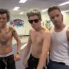 Harry Styles, Niall Horan et Liam Payne du groupe One Direction dansent au son de Talk Dirty de Jason Derulo.