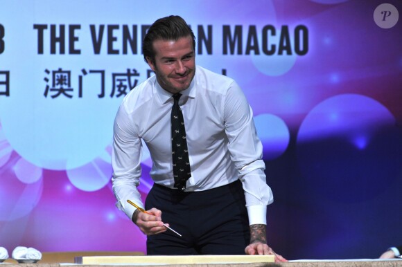 David Beckham laisse l'empreinte de ses mains sur une étoile lors d'une conférence de presse au Venetian Macao Resort Hotel. Macao, le 22 novembre 2013.