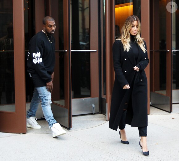 Kanye West et Kim Kardashian quittent les studios d'une station de radio à New York, le 25 novembre 2013.
