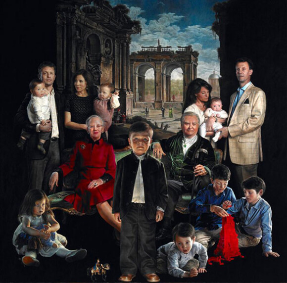 La Famille Royale, portrait de la reine Margrethe II de Danemark et sa famille par Thomas Kluge, dévoilé le 15 novembre 2013.