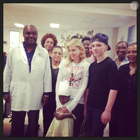 Madonna et Rocco en visite à l'hôpital universitaire de Mirebalais à Haïti, novembre 2013.