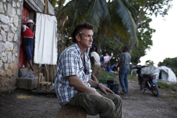 Sean Penn au camp de Pétionville à Haïti, le 20 novembre 2010.