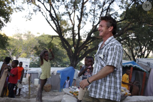 Sean Penn au camp de Pétionville à Haïti, le 20 novembre 2010.