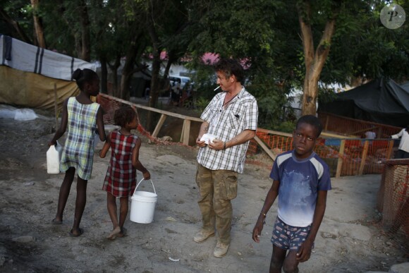 Sean Penn au camp de Pétionville à Haïti, le 20 novembre 2010.