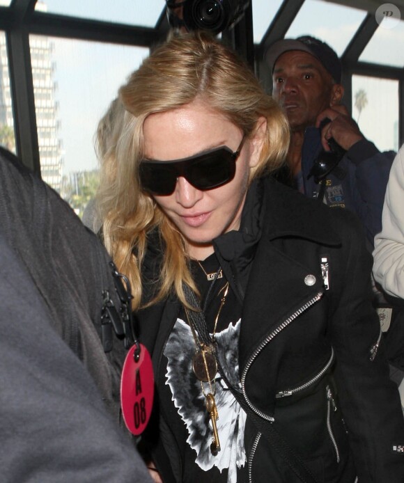 La chanteuse Madonna va prendre un vol à l'aéroport de Los Angeles, le 18 novembre 2013.